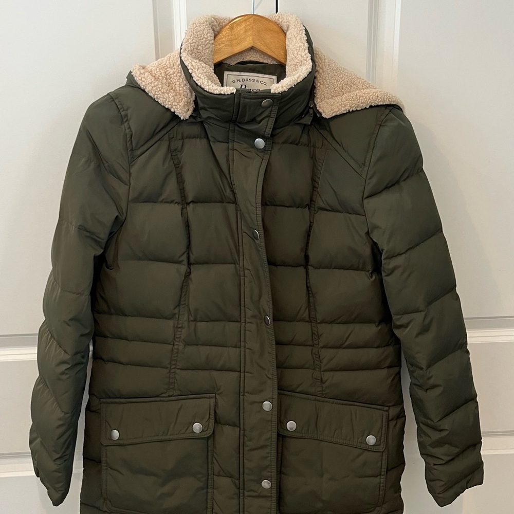G. H. Bass & Co. women’s medium olive puffy down coat with detachable hood